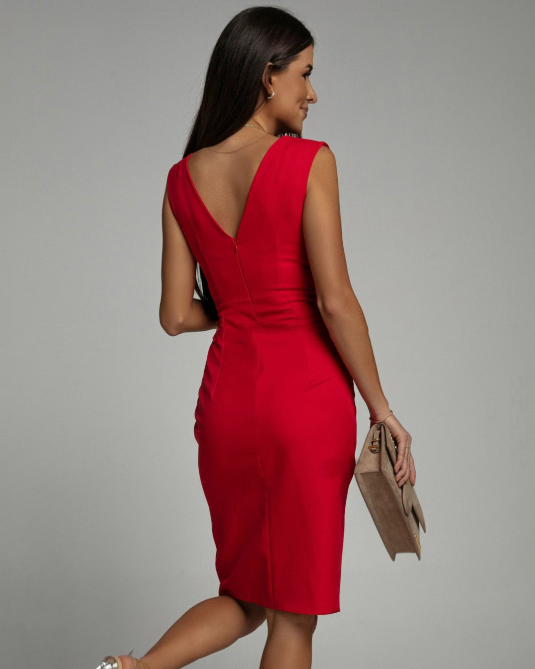 Fitted dress with V-neckline and slit